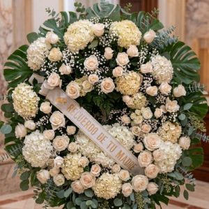 Corona de rosas y hortensias.